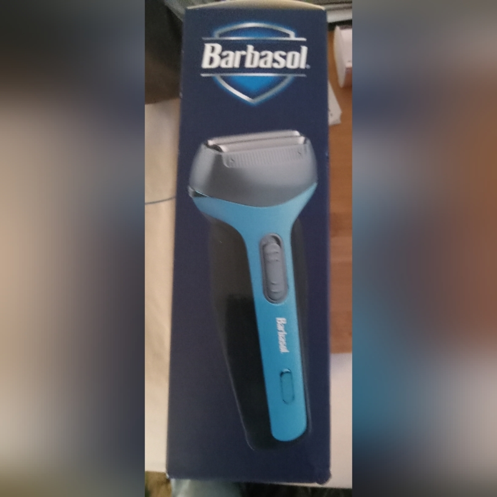 Barbasol Rechargeable Men's Razor - Picture 3 of 3